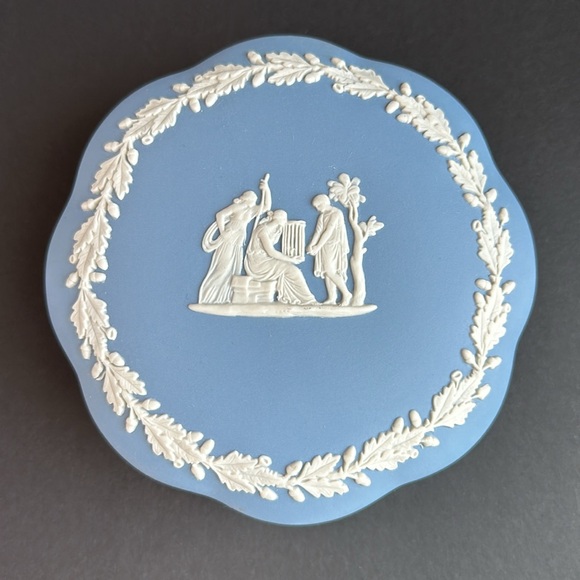 Wedgwood Blue White Jasperware Wavy Edge Dresser Box Cherubs and Musicians - Picture 2 of 5